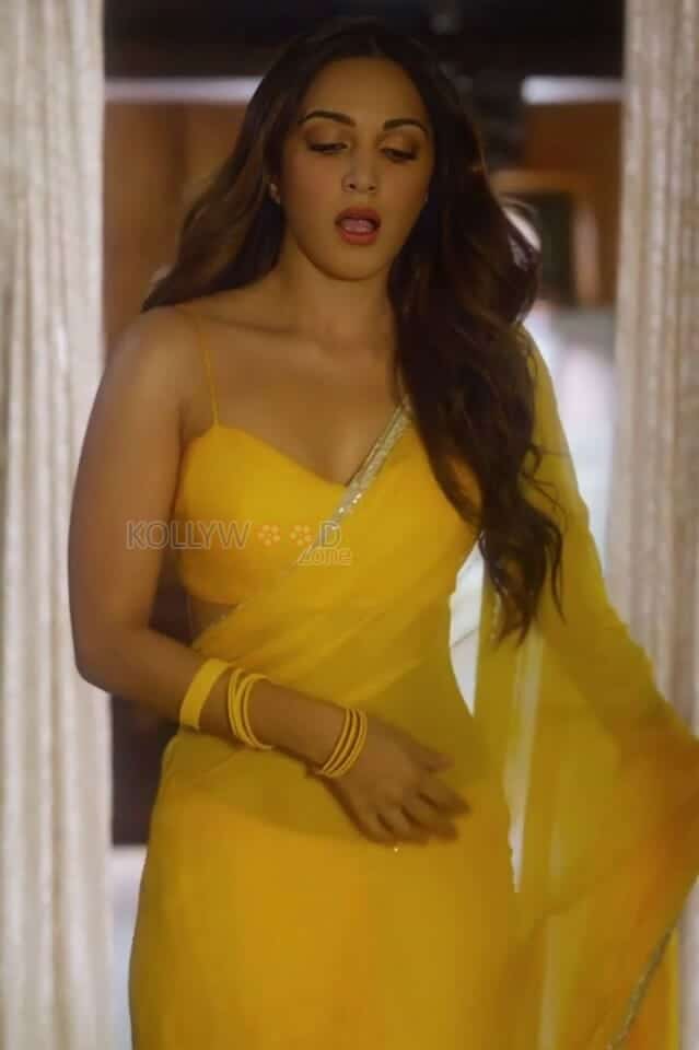 Kiara Advani Hot and Seductive in Yellow Saree Photos 02