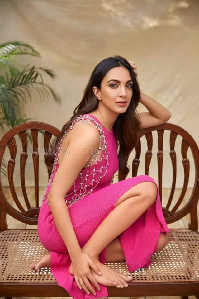 Kiara Advani Seated on a Chair Photo 01