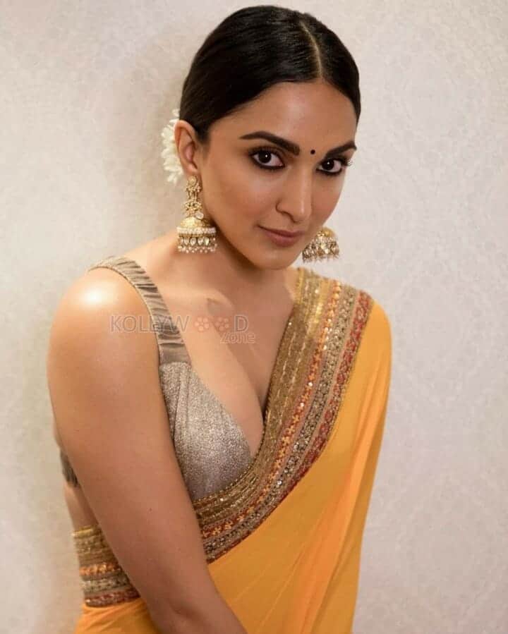 Kiara Advani Seducing Cleavage Photos 02