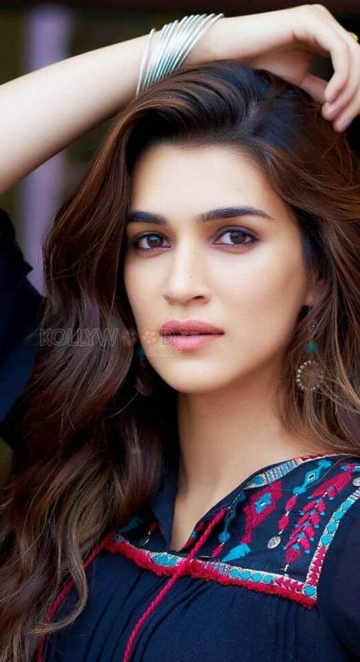 Kriti Sanon Beautiful Face Close Up Photo 01