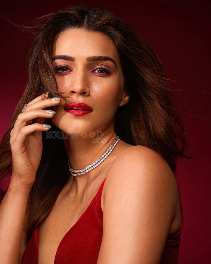 Kriti Sanon Close Up in a Red Hot Pic 01