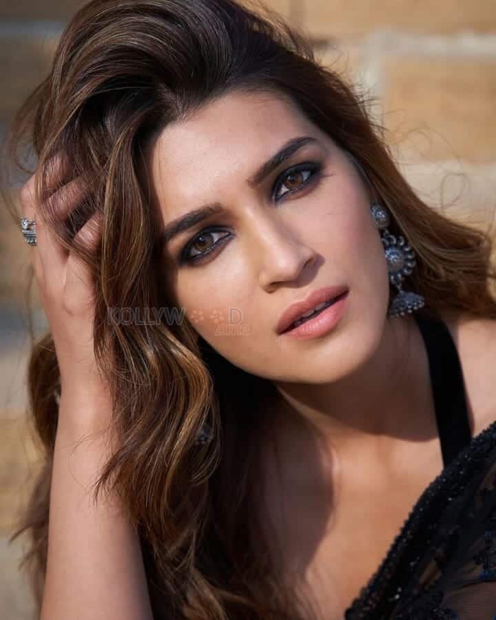 Kriti Sanon Closeup Picture 01