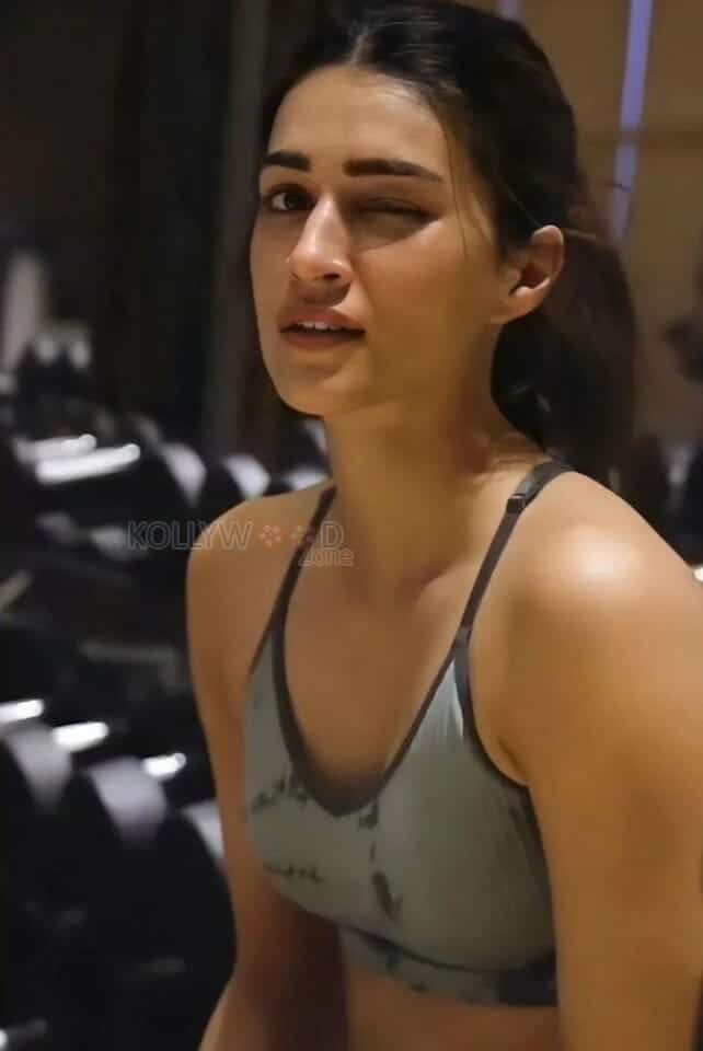 Kriti Sanon Gym Workout Pictures 01