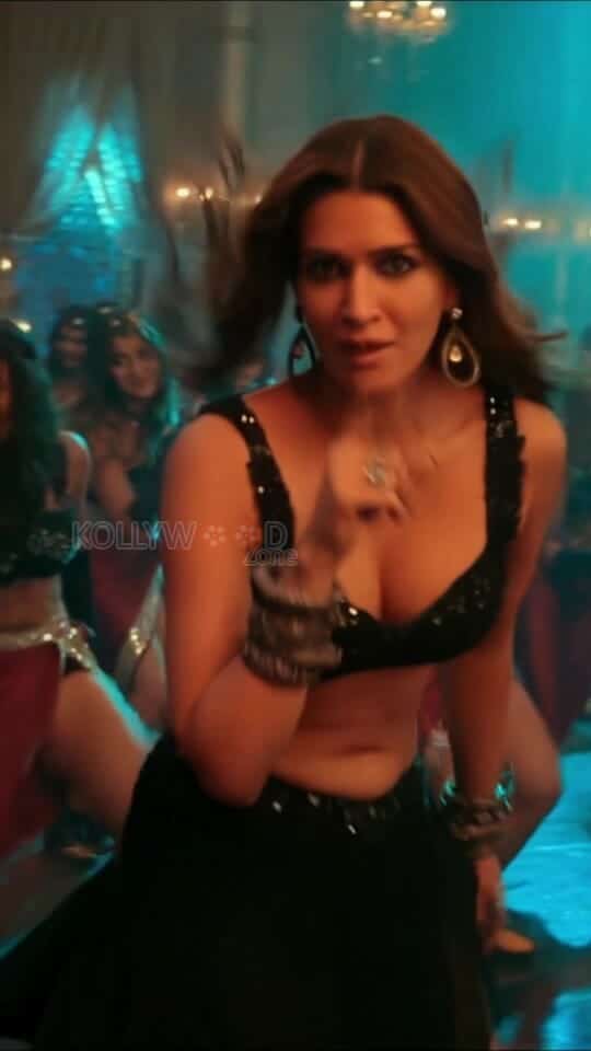 Kriti Sanon Hot Navel and Cleavage in a Song Dance Photos 02