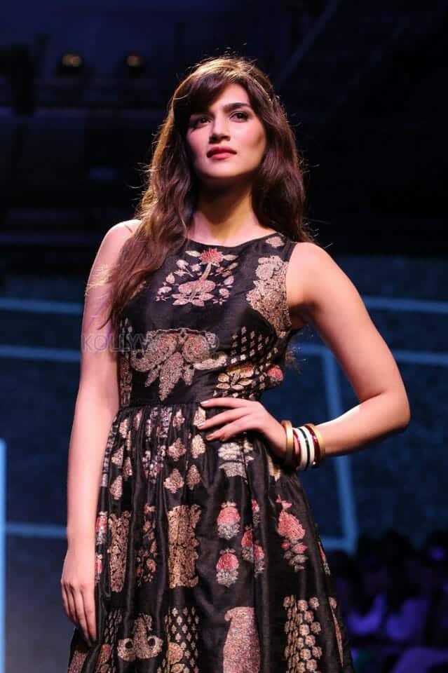 Kriti Sanon Rampwalk Photoshoot 01