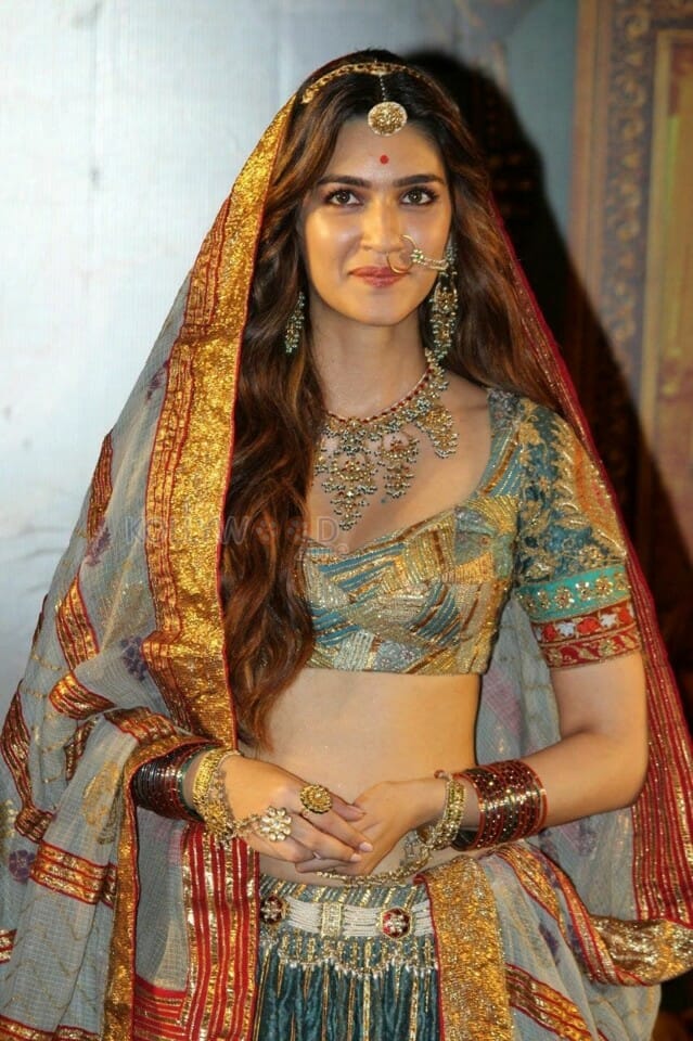 Kriti Sanon Sexy Traditional Dress Navel Pictures 02