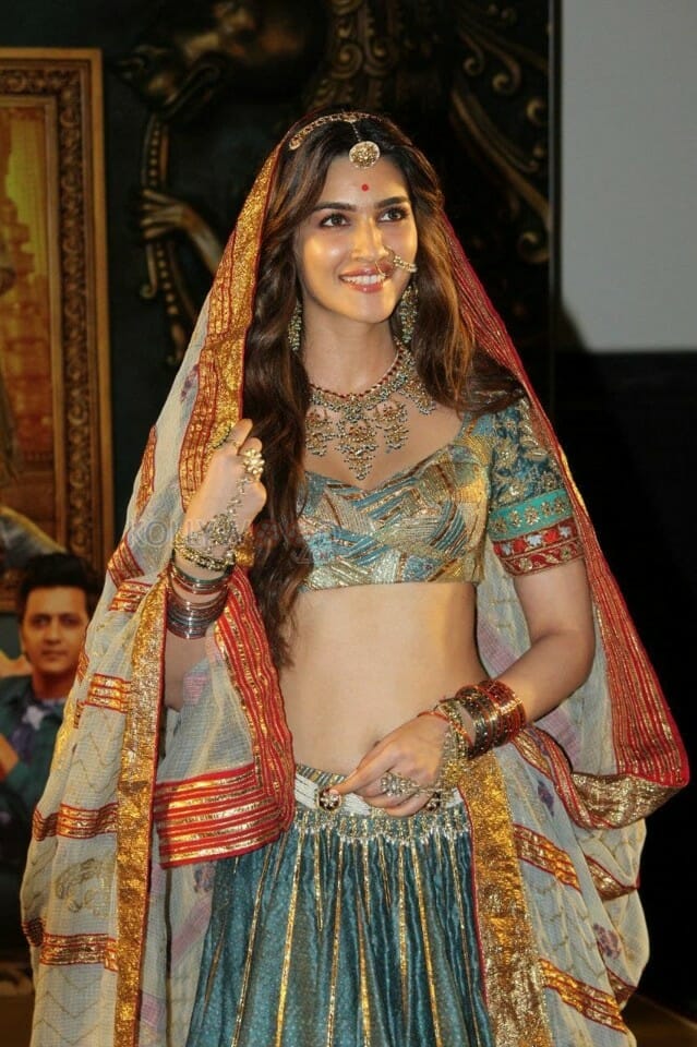 Kriti Sanon Sexy Traditional Dress Navel Pictures 05