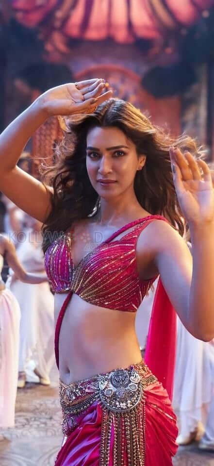 Kriti Sanon Showing Navel in a Song Dance Sequence 01