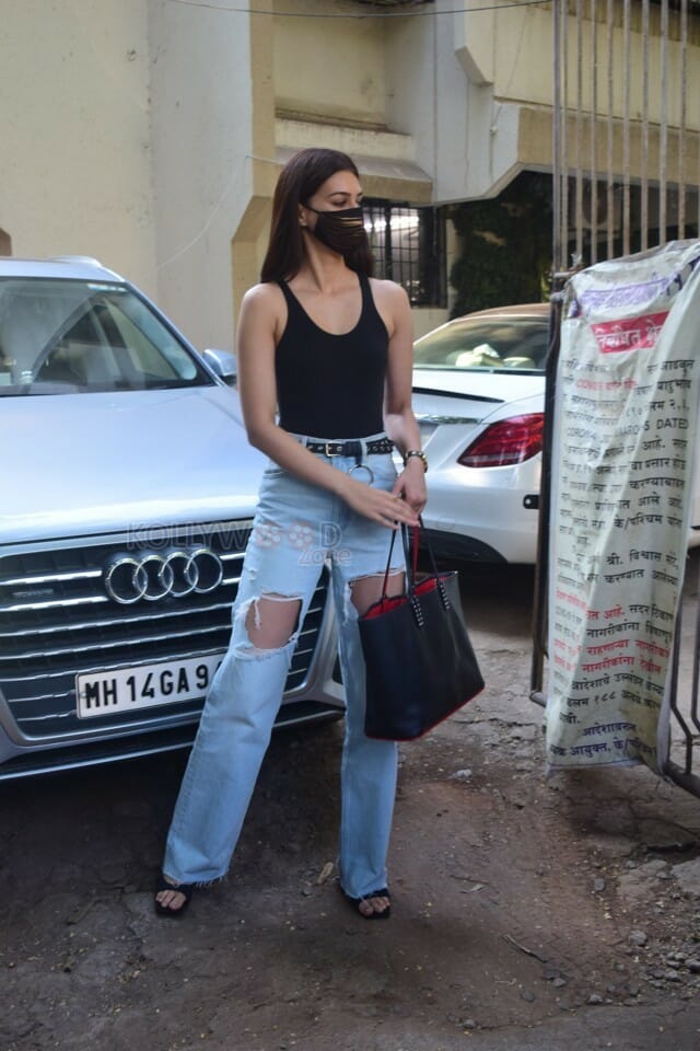 Kriti Sanon Spotted Kromakay at Juhu Photos