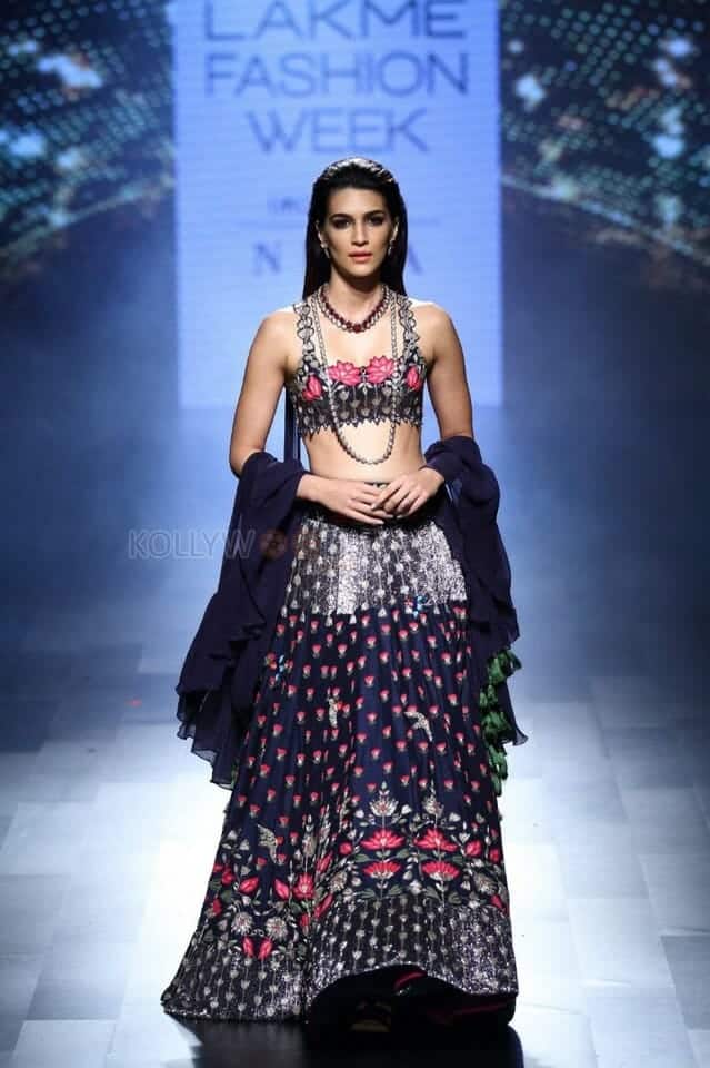 Kriti Sanon at Lakme Fashion Week Ramp Walk Photo 01