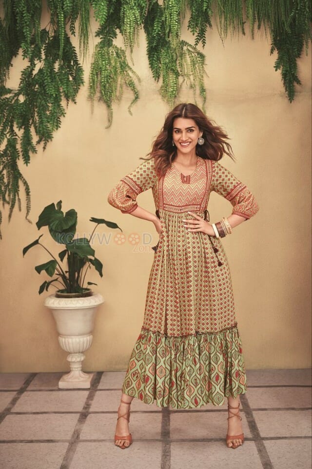 Kriti Sanon in a Fancy Ethnic Dress Photo 01