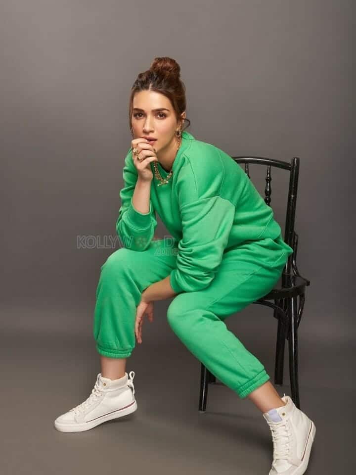 Kriti Sanon in a Green Tracksuit Photo 01