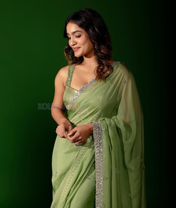 L2 Empuraan Actress Saniya Iyappan in a Stylish Green Saree with Matching Sleeveless Blouse Pictures 02