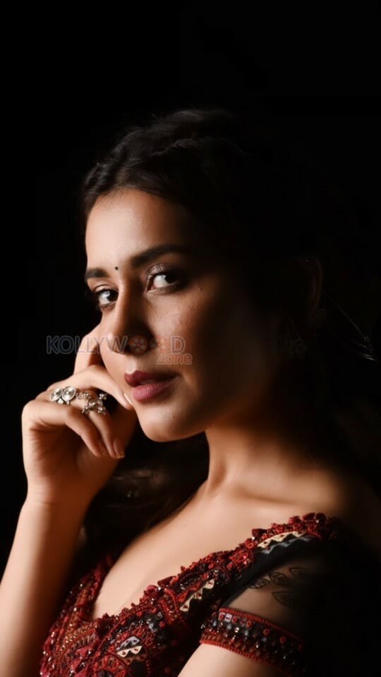 Latest Images Of Raashi Khanna