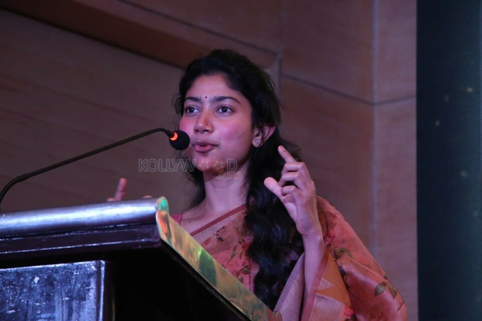 Maari Movie Heroine Sai Pallavi Photos