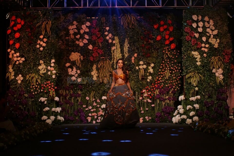 Malaika Arora Walks The Ramp As Showstopper For Designer Kehia At The Wedding Junction Show Photos