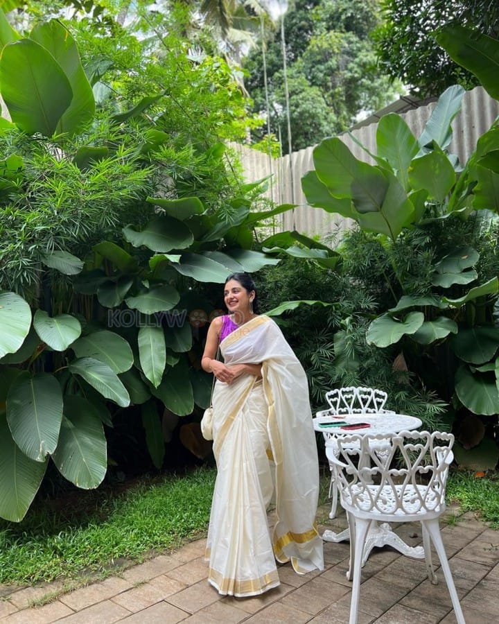 Malayalam Actress Esther Anil Traditional Saree Photos 01 (311793 ...