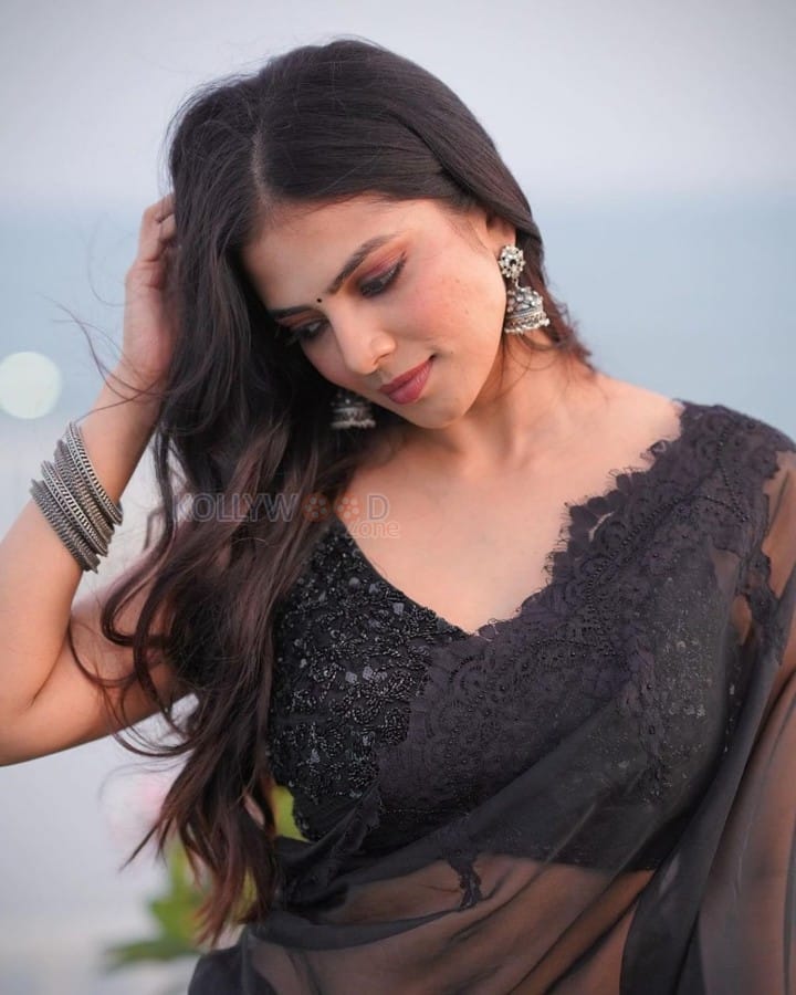 Mallu Beauty Malavika Mohanan in a Sheer Black Saree Photos 04