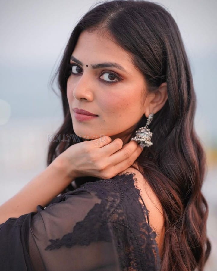 Mallu Beauty Malavika Mohanan in a Sheer Black Saree Photos 05