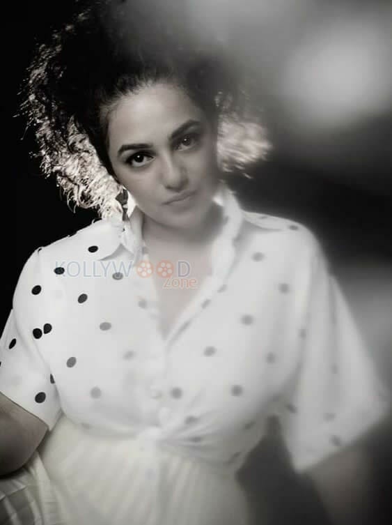 Mallu Beauty Nithya Menen Photos