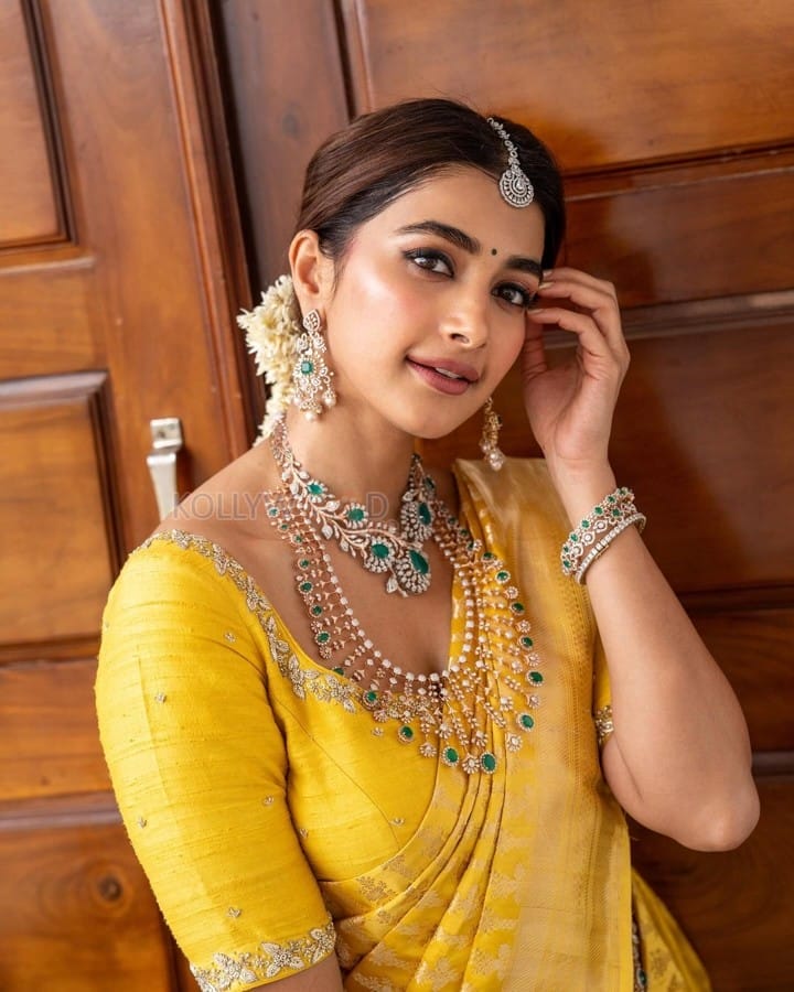 Mesmerising Pooja Hegde in a Yellow Banarasi Saree Photoshoot Pictures 03