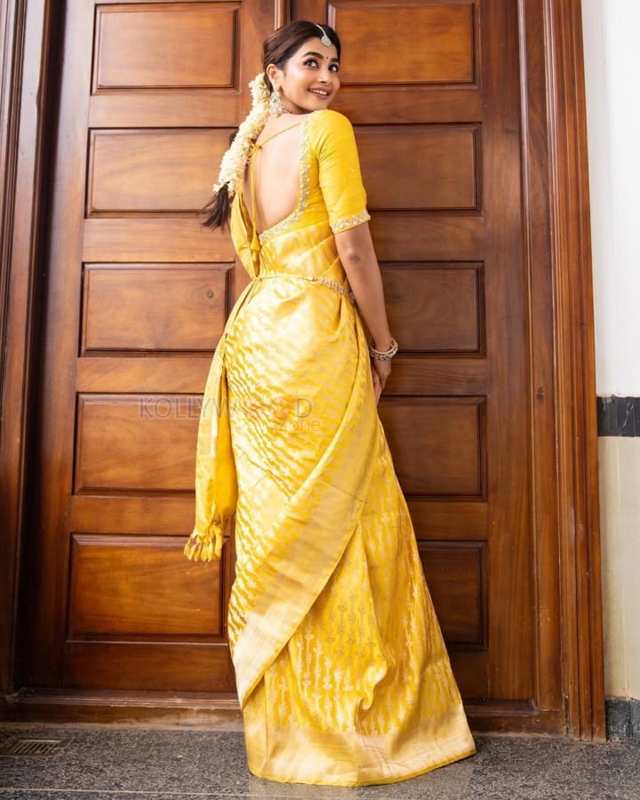 Mesmerising Pooja Hegde in a Yellow Banarasi Saree Photoshoot Pictures 04