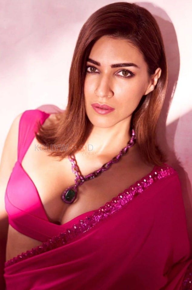 Mesmerizing Kriti Sanon in a Pink Sleeveless Georgette Sari with Plunging Bralette Photos 02