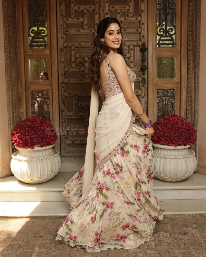 Mr and Mrs Mahi Actress Janhvi Kapoor in a Floral Lehenga Pictures 07