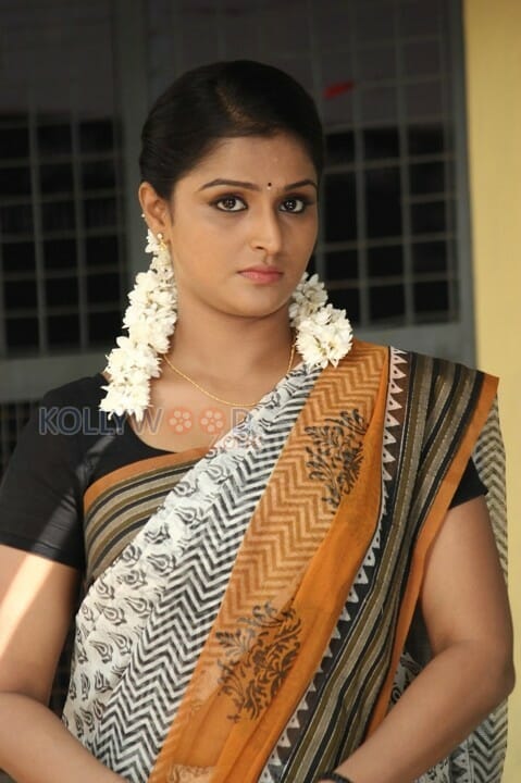 Nallu Polisum Nalla Irundha Oorum Movie Heroine Remya Nambeesan Photos