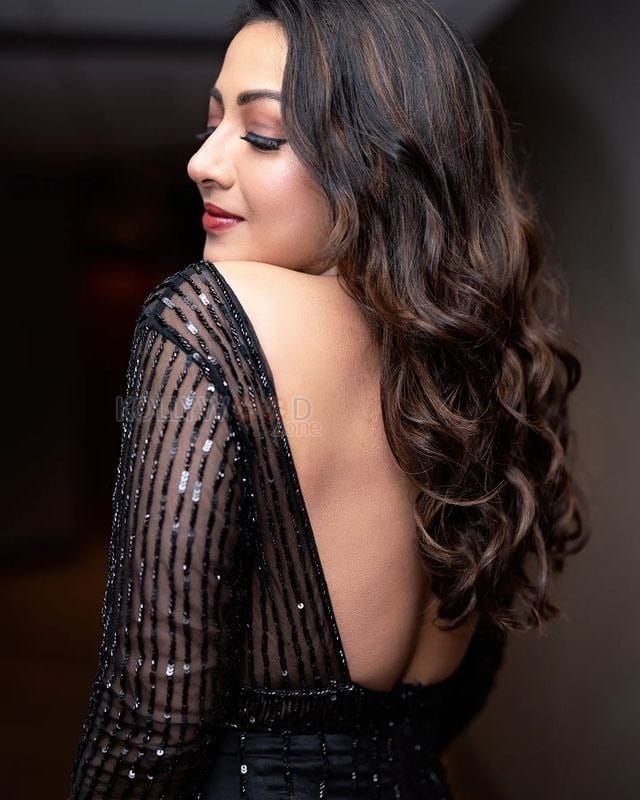 Natural Beauty Catherine Tresa in a Black Glittering Backless Dress Photos 01