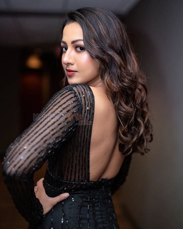 Natural Beauty Catherine Tresa in a Black Glittering Backless Dress Photos 02