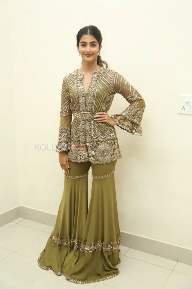 Pooja Hegde At Aravinda Sametha Success Meet Photos