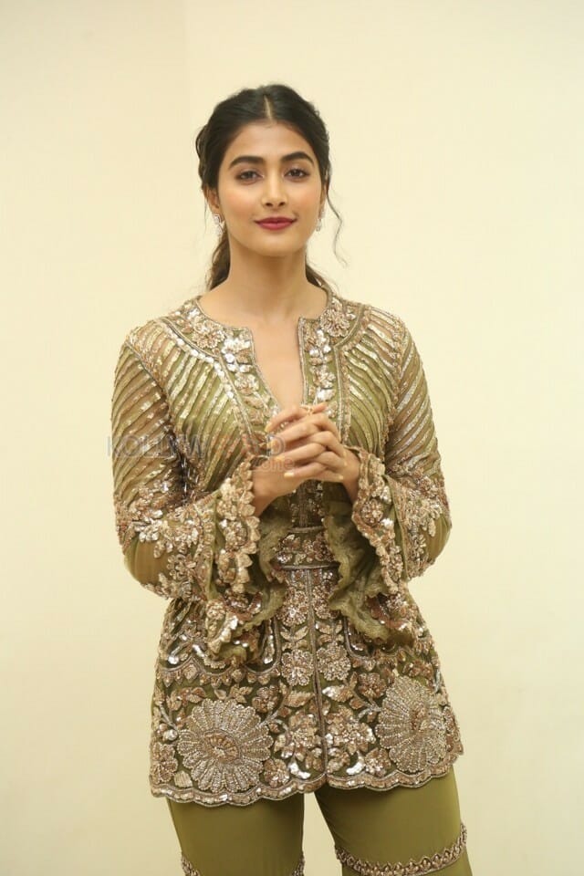 Pooja Hegde At Aravinda Sametha Success Meet Photos