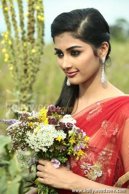 Pooja Hegde Mugamoodi Photos