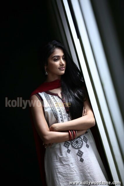 Pooja Hegde Mugamoodi Photos