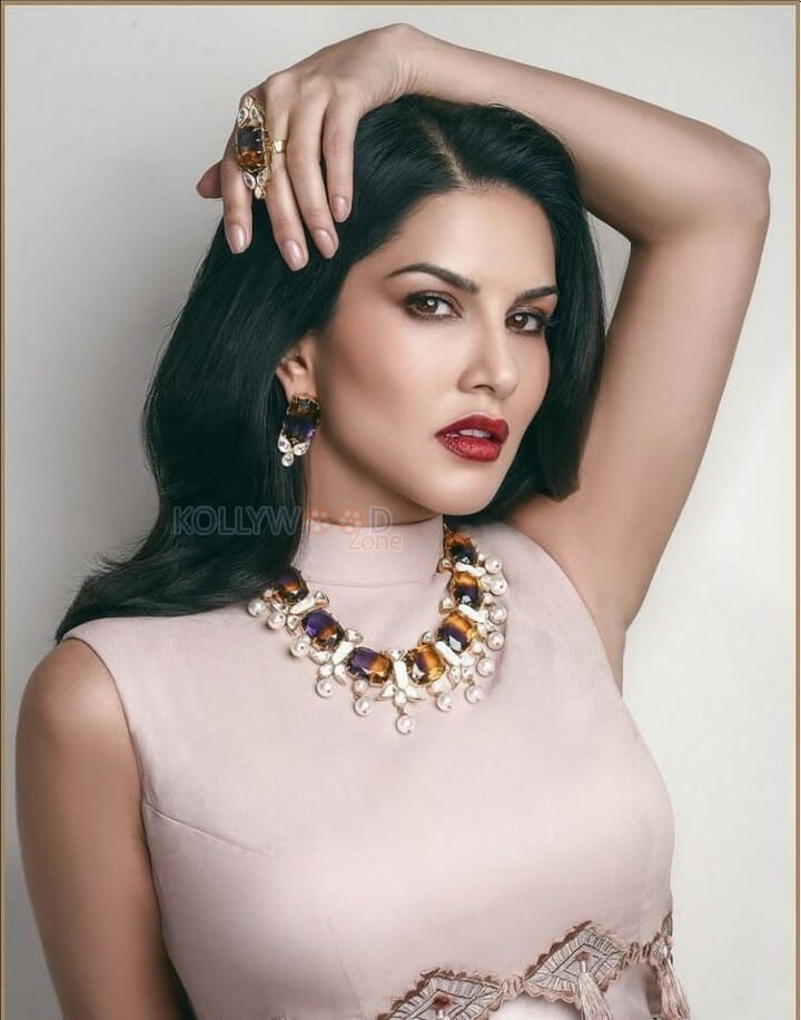 Porn Star Actress Sunny Leone Spicy Photos