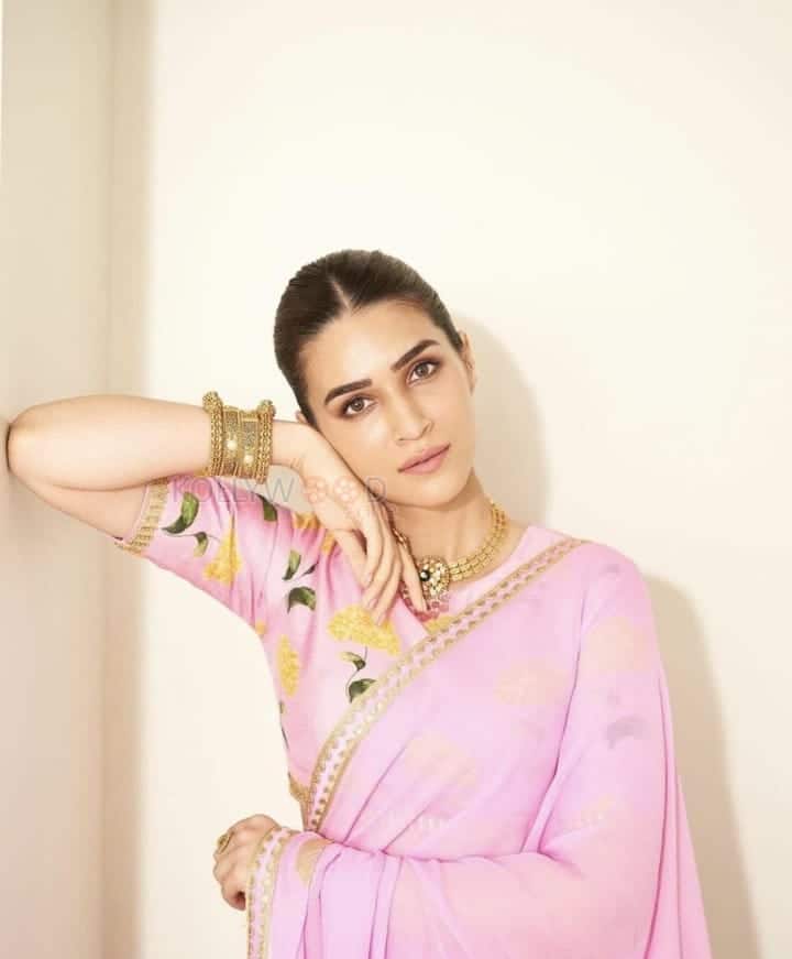 Pretty Kriti Sanon in Pink Saree Pictures 01