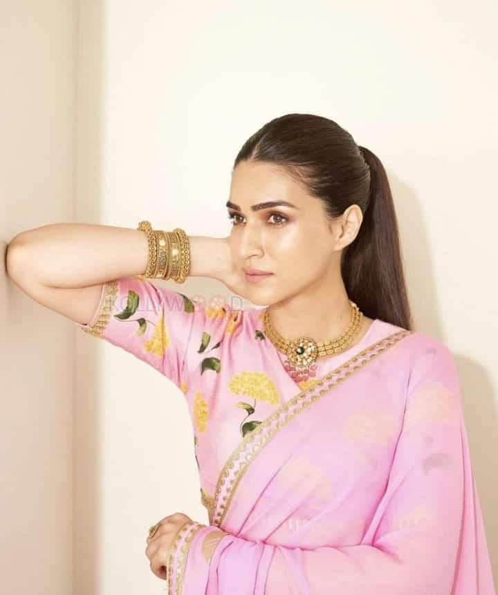 Pretty Kriti Sanon in Pink Saree Pictures 02