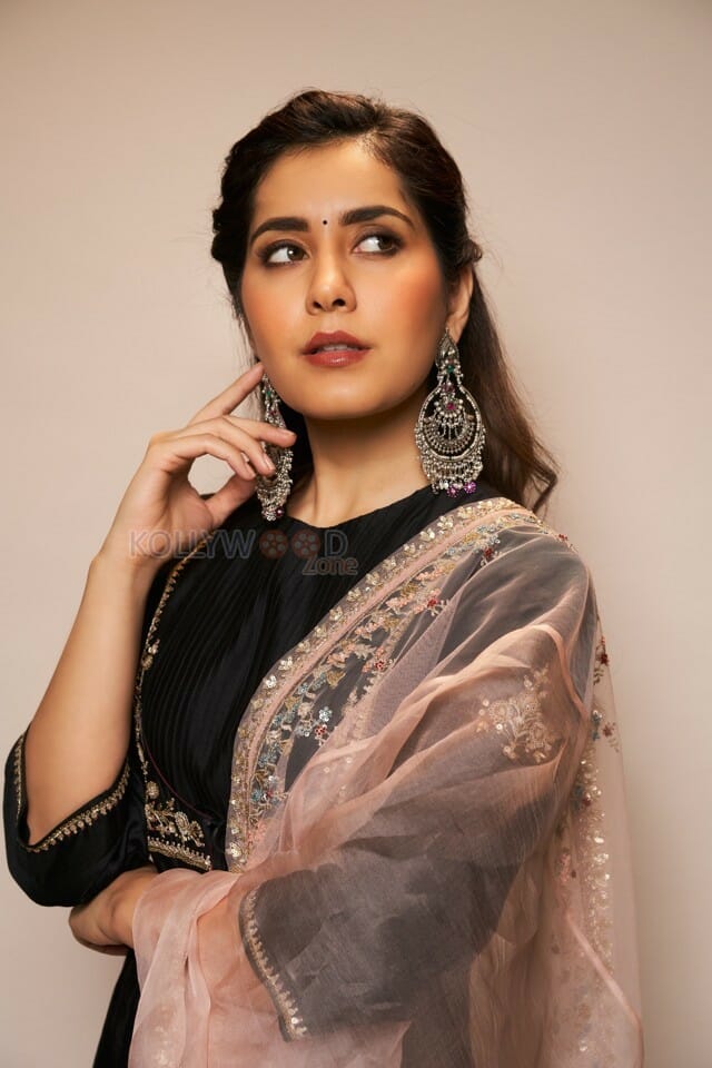 Pretty Raashi Khanna Pictures