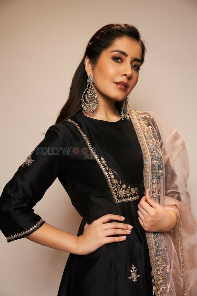 Pretty Raashi Khanna Pictures