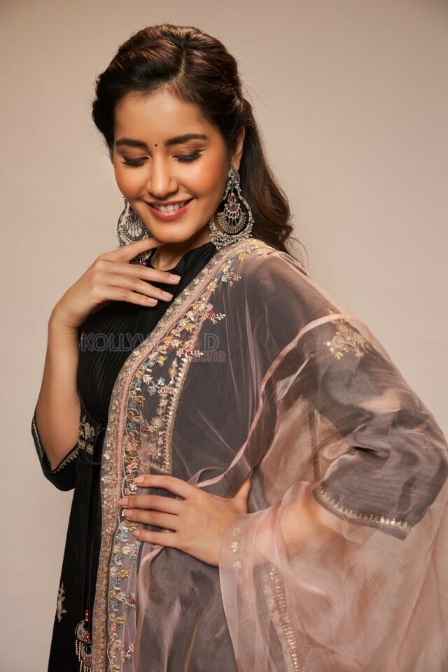 Pretty Raashi Khanna Pictures