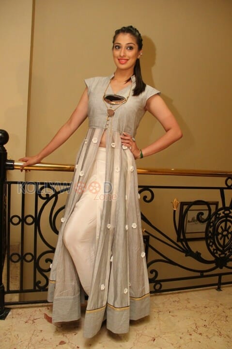 Raai Laxmi At Oru Ticketla Rendu Cinema Press Meet Pictures