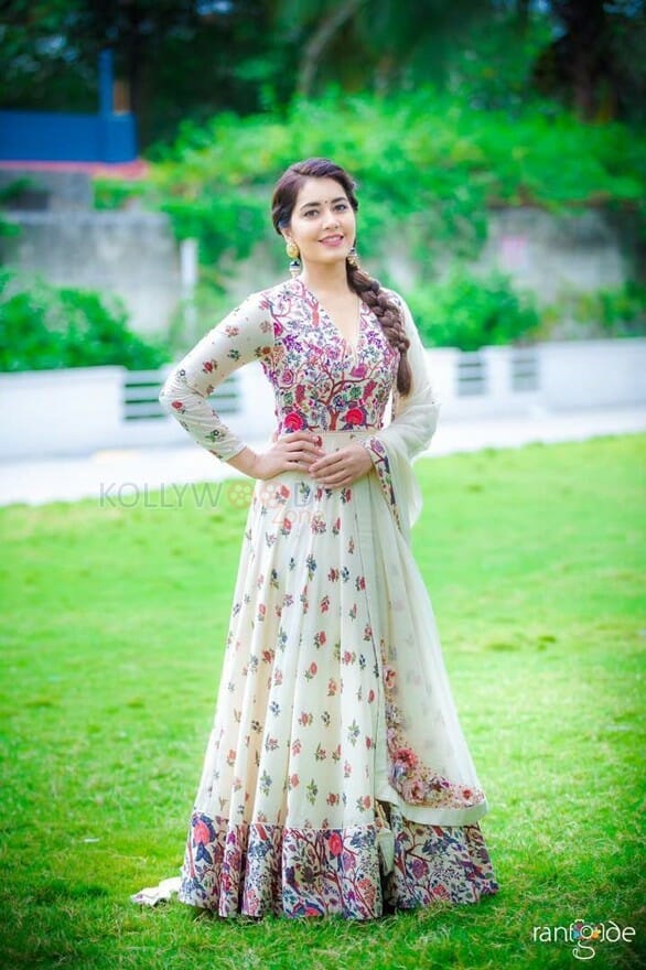 Raashi Khanna Beautiful Photoshoot Pictures