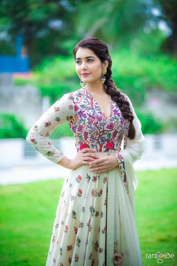 Raashi Khanna Beautiful Photoshoot Pictures