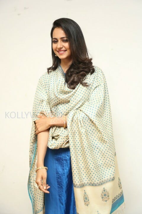 Rakul Preet Singh At Rarandi Veduka Chudam Press Meet Pictures