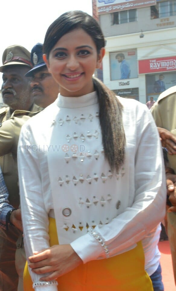 Rakul Preet Singh Bic Lucky Draw At Nellore Pictures