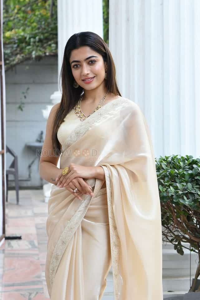 Rashmika Mandanna at Pushpa Movie Pre Release Interview Photos 29