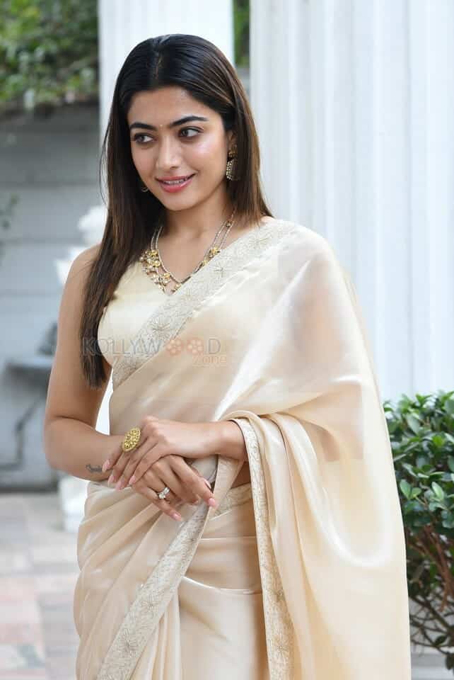 Rashmika Mandanna at Pushpa Movie Pre Release Interview Photos 30