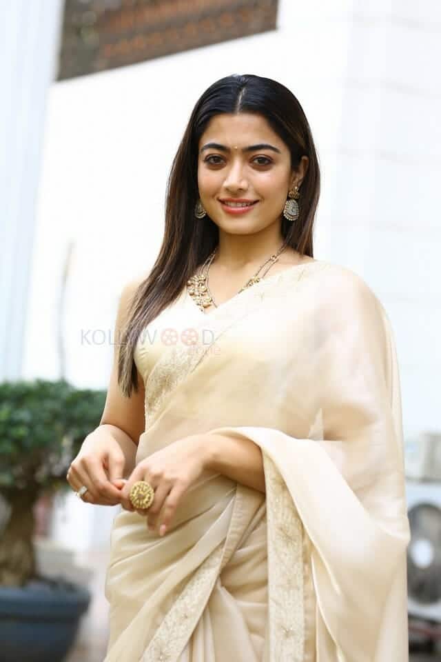 Rashmika Mandanna at Pushpa Movie Pre Release Interview Photos 44