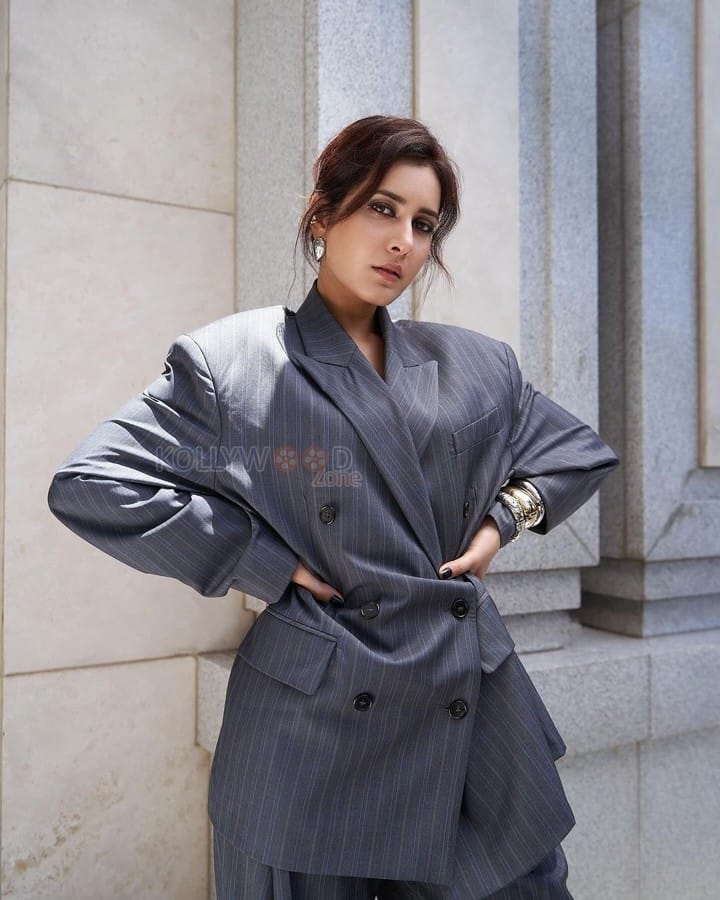 Ravishing Beauty Raashi Khanna in a Grey Oversized Suit and Pant Photos 01